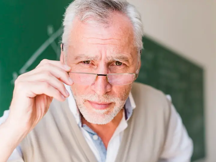 senior-professor-putting-glasses-classroom Időskori szembetegségek megelőzése Sejtvédelem 