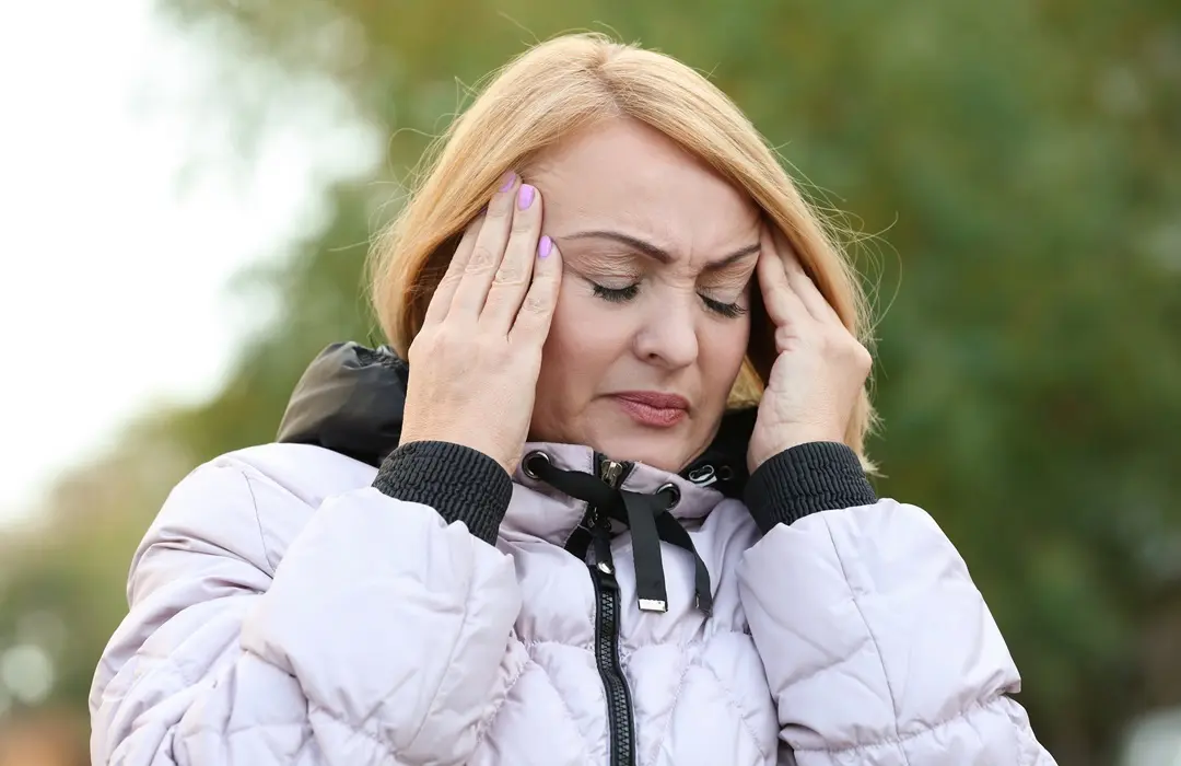 senior-woman-suffering-from-headache-outdoors Miért fáj a fej télen? Immunrendszer 