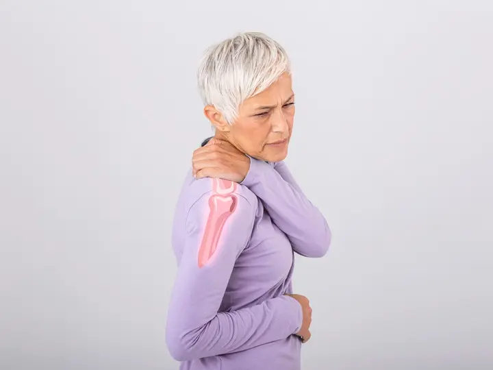 senior-woman-with-shoulder-pain-elderly-woman-is-enduring-awful-ache-shoulder-pain-elderly-person-senior-lady-with-shoulder-pain K2-vitamin: a csontoknak és az ereknek Szupertápanyagok 