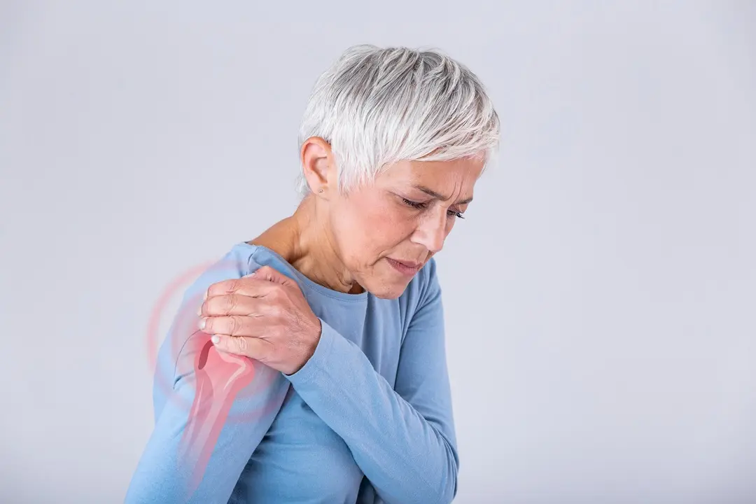 senior-woman-with-shoulder-pain Vitaminok és ásványi anyagok ízületi gyulladásra Ízületek és izmok 
