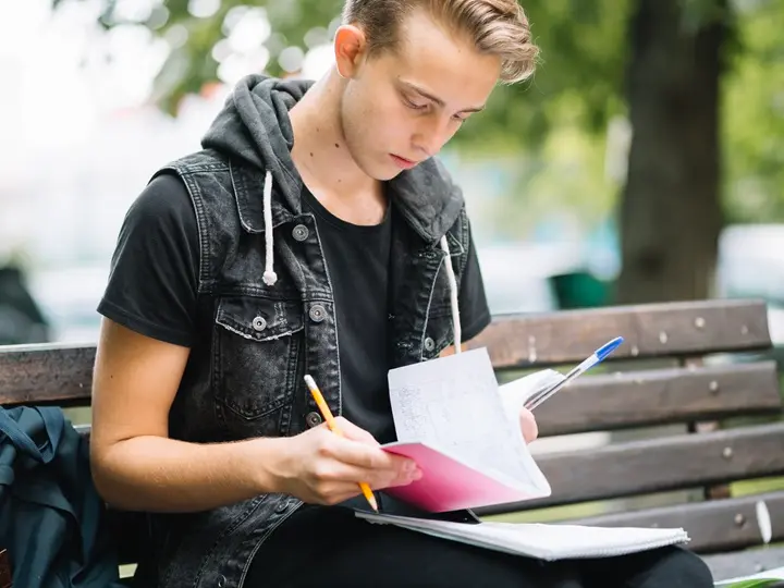 serious-student-reading-lecture Vizsga stressz kezelése: A 7 legjobb tipp Mentális egészség 