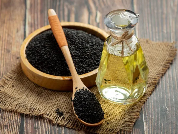 sesame-oil-raw-black-sesame-seeds-dark-background Így használd a feketeköménymag olajat külsőleg és belsőleg! Immunrendszer 