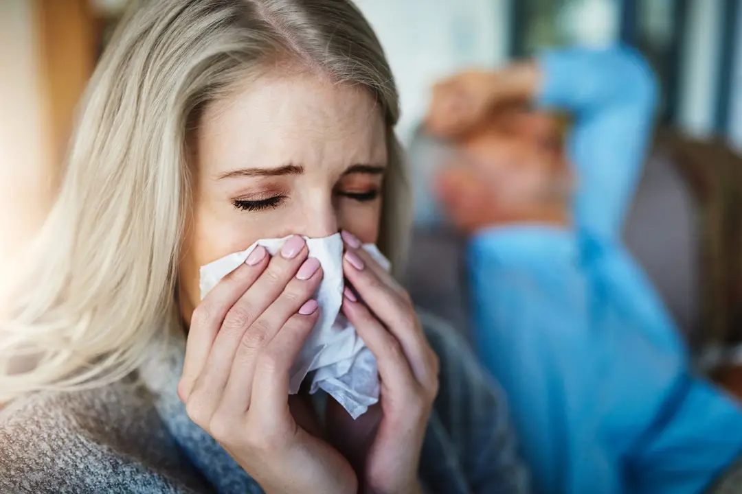sick-woman-flu-blowing-nose-with-tissue-sofa-influenza-virus-infection-home-female-person-with-cold-hayfever-sinus-sneeze-allergies-illn Megfázás, influenza vagy allergia? Immunrendszer 
