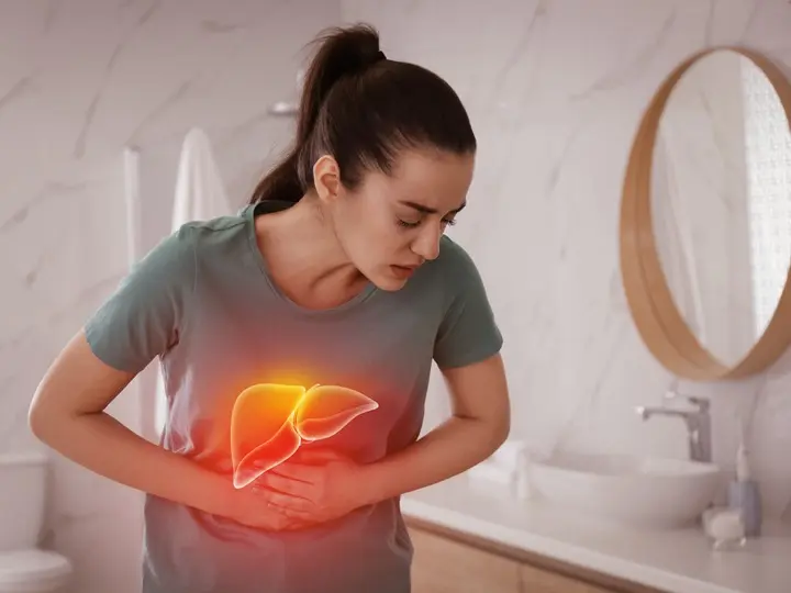sick-woman-suffering-from-pain-bathroom-illustration-unhealthy-liver-hepatitis-disease Hogyan védekezhetünk a hepatitis ellen? Emésztés 