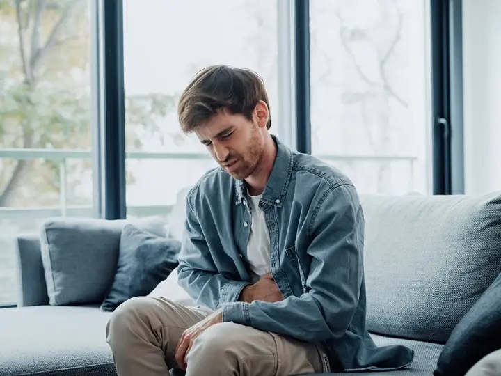 sick-young-man-pain-holding-belly-stomach-feeling-hurt-abdomen-ache-gastritis-pancreatitis-symptoms-diarrhea-upset-adult-suffering-from-indigestion-f Epepangás természetes kezelése Emésztés 