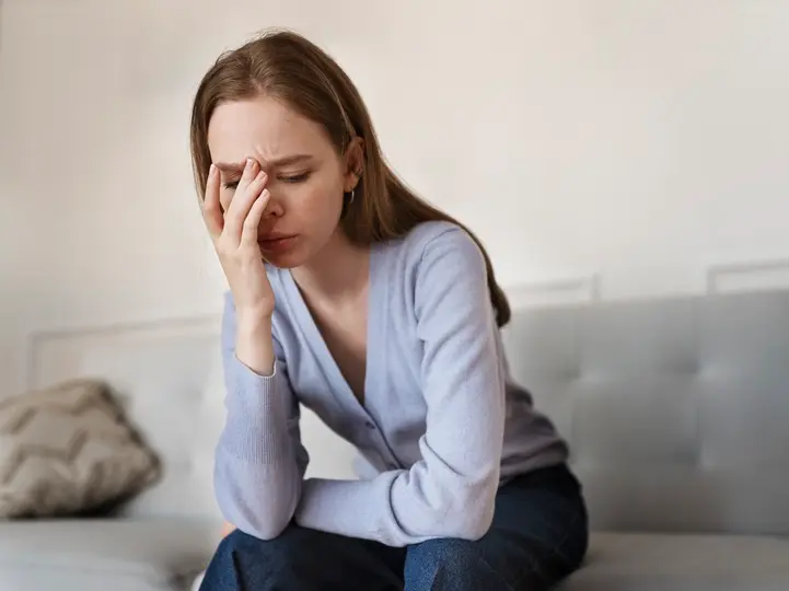 side-view-anxious-woman-sitting-home Rossz a kedved pedig süt a nap? Mentális egészség 