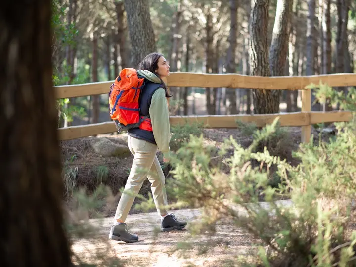 side-view-beautiful-female-hiker-caucasian-woman-casual-clothes-with-dark-hair-big-backpack-hobby-nature-concept Itt a kullancsszezon! Tippek kullancsok ellen Szupertápanyagok 