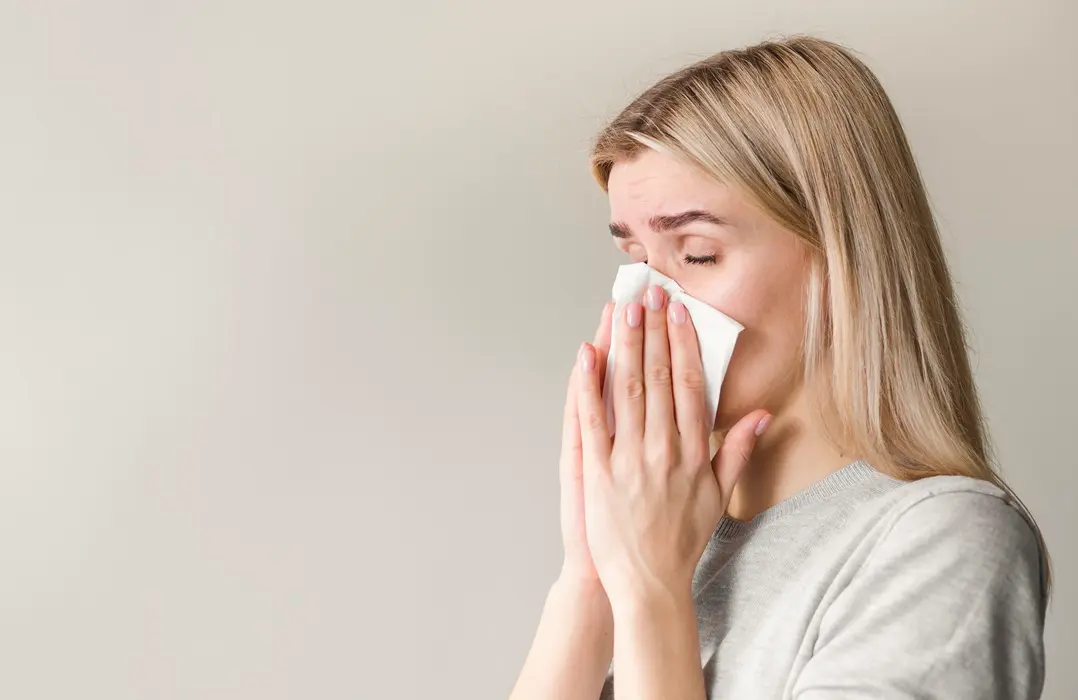 side-view-woman-blowing-nose Étrend parlagfű allergia esetén – mit egyél és mit kerülj? Immunrendszer 