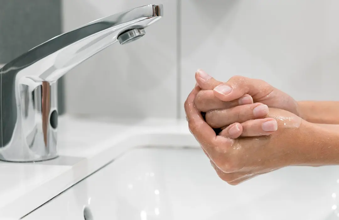side-view-woman-washing-hands Ételmérgezés: tünetei, megelőzés és teendők Emésztés 