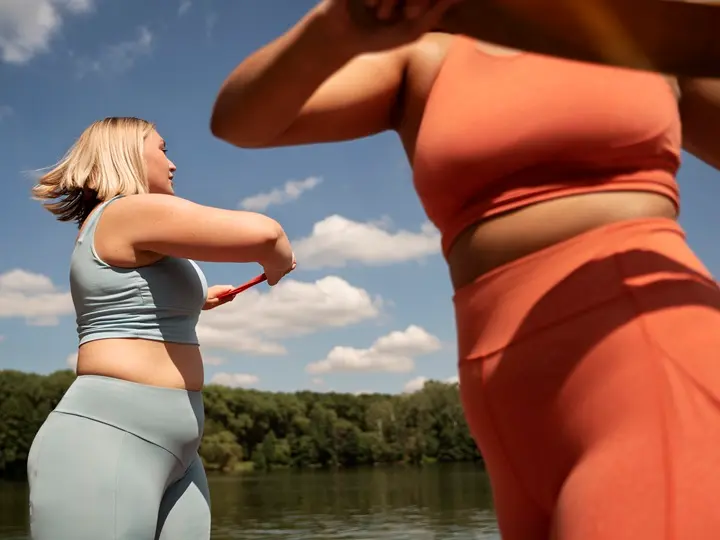 side-view-women-exercising-together Ingadozó vércukorszint: Ezért nehéz a fogyás! Hormontámogatás 