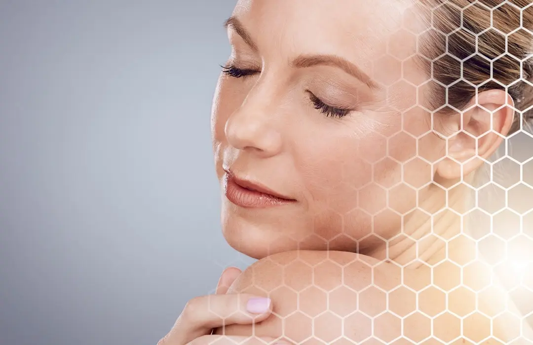 skincare-beauty-overlay-face-woman-gray-background-wellness-cosmetics-makeup-dermatology-mockup-spa-girl-with-hologram-facial-care-anti-aging-trea Teszteltük a bőrfiatalító tápanyagokat, íme a TOP 5! Szépség 