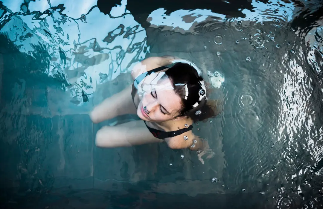 spa-concept-with-woman-relaxing-water A hidegmerülés jótékony hatásai és immuntámogatás Immunrendszer 