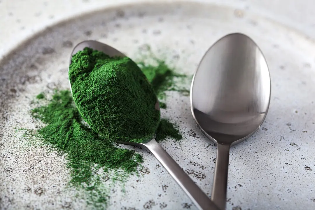 spirulina-powder-spoon Zöldüljünk be! Top 3 Tavaszindító ZÖLD tápanyag! Méregtelenítés 
