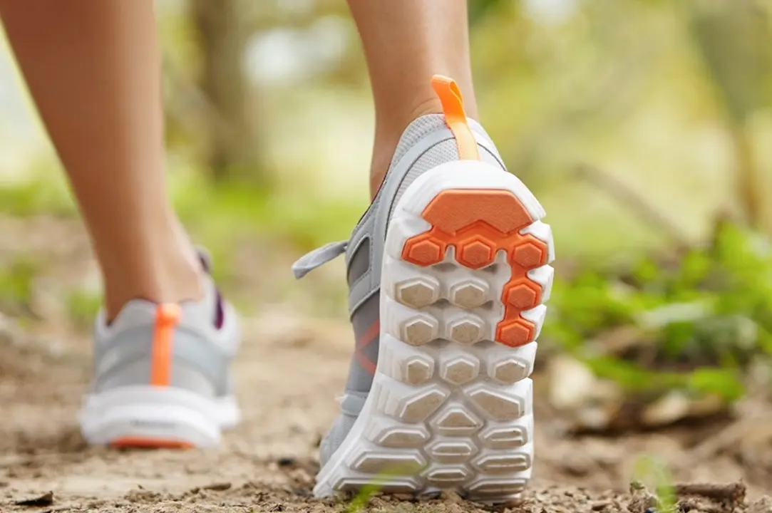 sports-fitness-nature-healthy-lifestyle-concept-young-female-runner-wearing-sneakers-running-shoes-while-hiking-jogging-park-sunny-day Mi az előnye a napi 10.000 lépésnek? Immunrendszer 