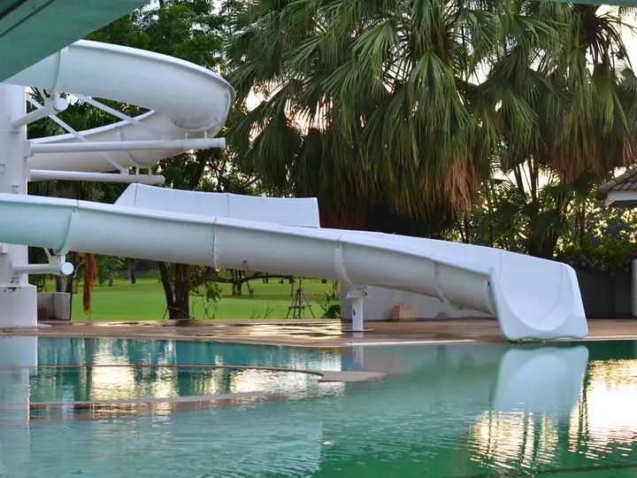 swimming-pool-by-lake Agyevő amőba: Tünetek, terjedés és védekezés Sejtvédelem 