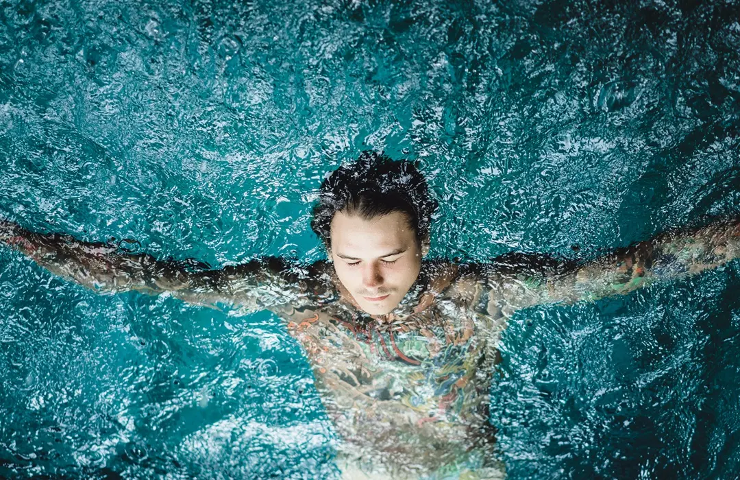 tattooed-man-pool-rain A hidegmerülés jótékony hatásai és immuntámogatás Immunrendszer 