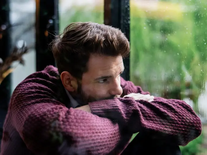 thoughtful-man-looking-out-window Rossz a kedved pedig süt a nap? Mentális egészség 