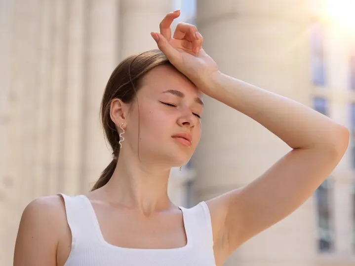 tired-sick-exhausted-woman-beautiful-girl-is-suffering-from-hot-summer-heat-stroke-sunshine Napszúrás tünetei, megelőzése és tápanyagok Sejtvédelem 
