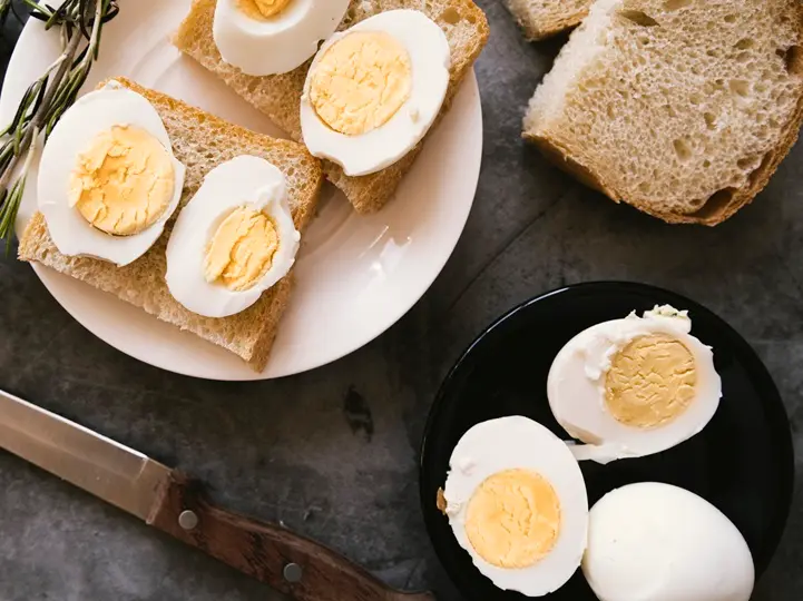 top-view-boiled-eggs-toast-breakfast Magas koleszterin – Káros a tojás? Emésztés 