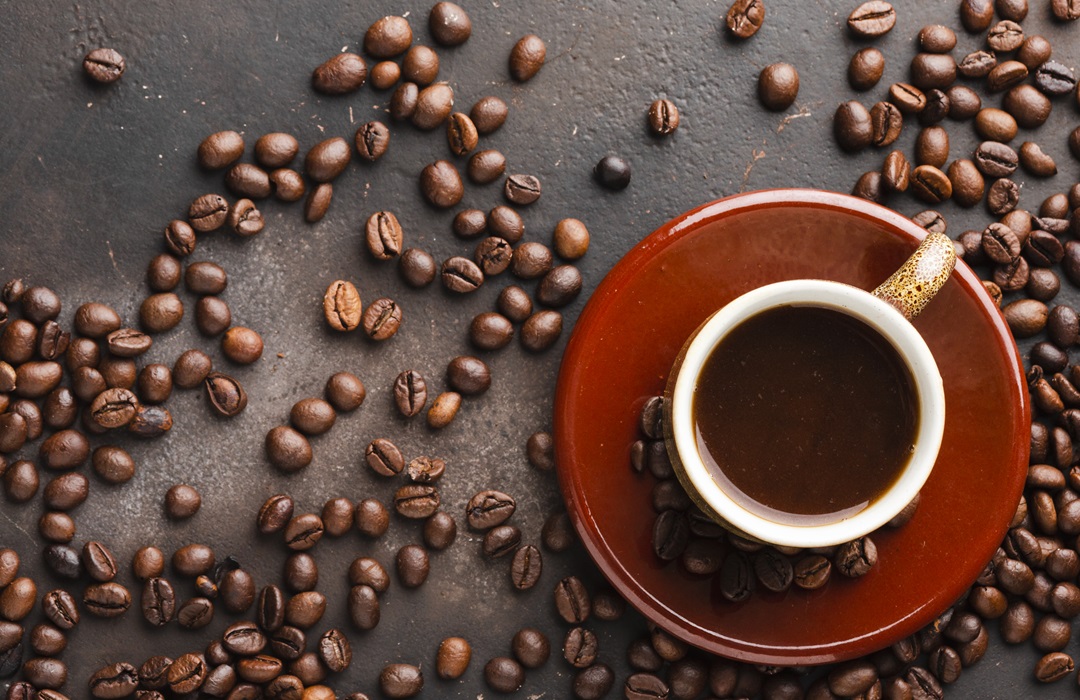 top-view-cup-surrounded-by-coffee-beans Mit tesz a kávé a testeddel? A koffein hatásai Mentális egészség 