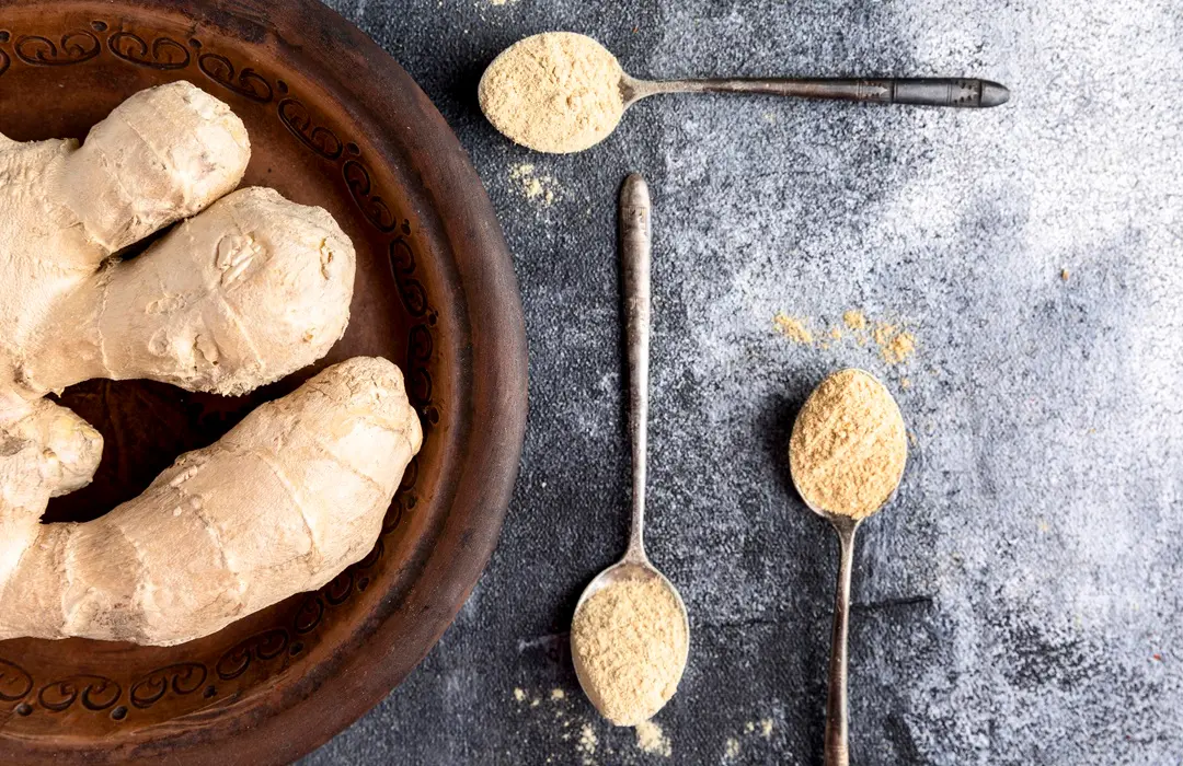 top-view-ginger-condiment-concept A ginseng jótékony hatásai: Próbáld ki! Sejtvédelem 