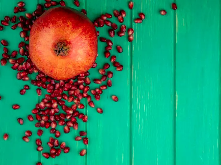top-view-pomegranate-pomegranate-berries-green-surface A gránátalma szerepe a változatos étrendben Szupertápanyagok 