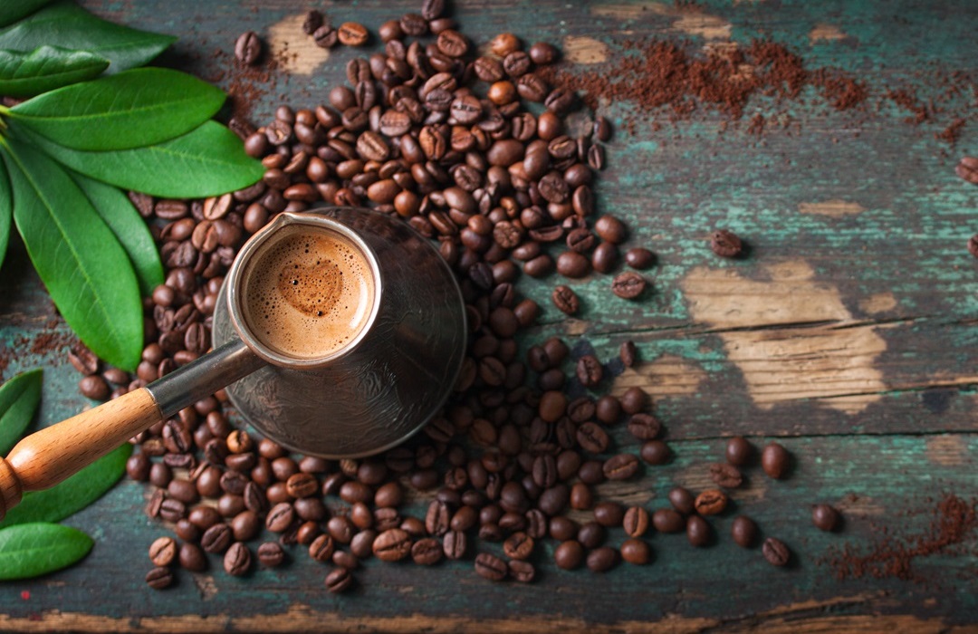 top-view-tasty-coffee-with-coffee-beans Mit tesz a kávé a testeddel? A koffein hatásai Mentális egészség 