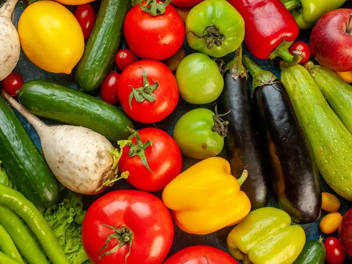 top-view-vegetable-composition-with-fresh-fruits-blue-table Bélflóra támogatása: Mozgás + probiotikum Emésztés 