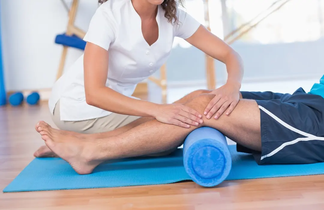 trainer-working-with-man-exercise-mat 5 életmód tanács, ha  scleroderma gyötör Immunrendszer 