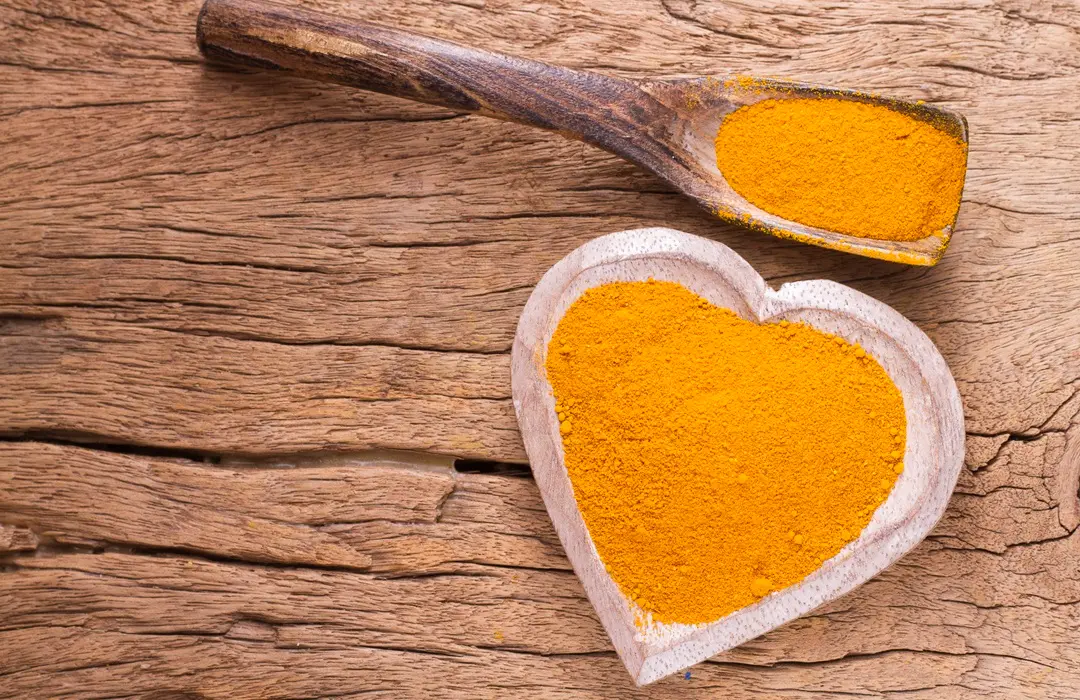 turmeric-powder-bowl-wood Kurkuma hatása kettes típusú cukorbetegségben Sejtvédelem 