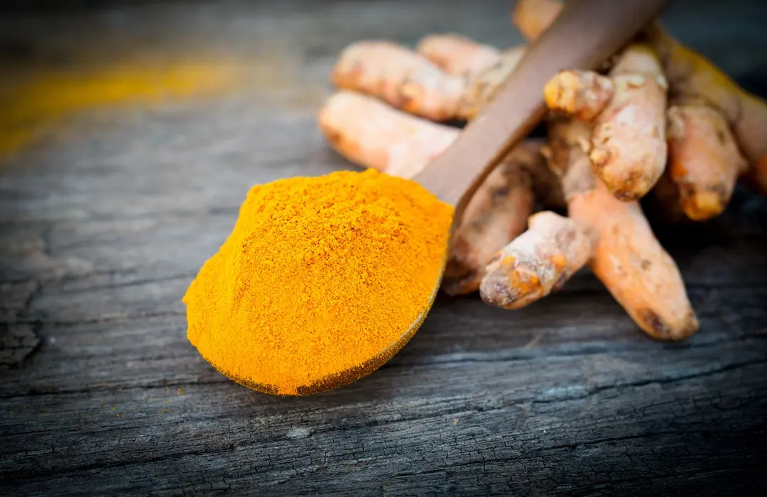 turmeric-powder-fresh-turmeric-wooden-spoon-old-wooden-table-herbs-are-native-southeast-asia Kurkuma hatása kettes típusú cukorbetegségben Sejtvédelem 