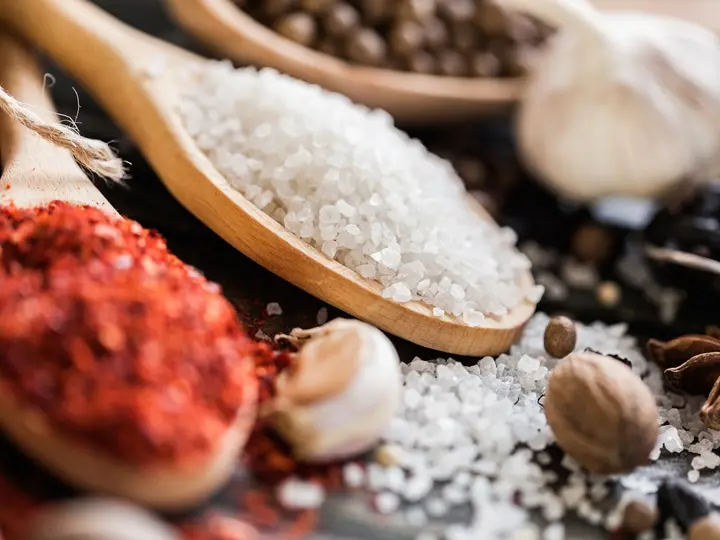 various-colorful-spices-wooden-spoons Parajdi só: jótékony hatások és kitermelés Szupertápanyagok 