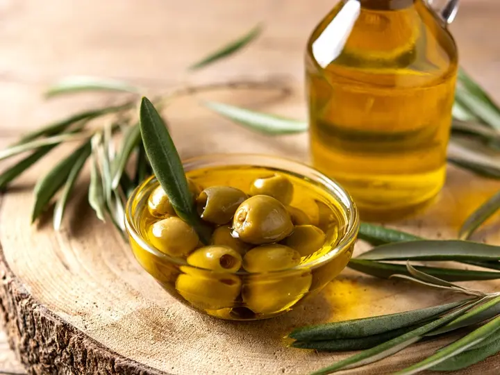virgin-olive-oil-bottle-green-olives-wooden-table Mire jó az olíva olajos K2 és D3-vitamin? Immunrendszer 