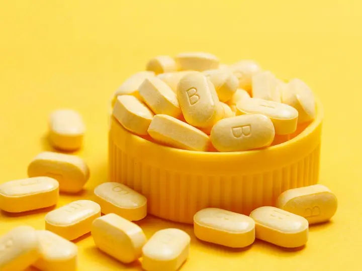 vitamin-b-tablets-yellow-background_1 A B-vitaminok és hormonrendszer Hormontámogatás 