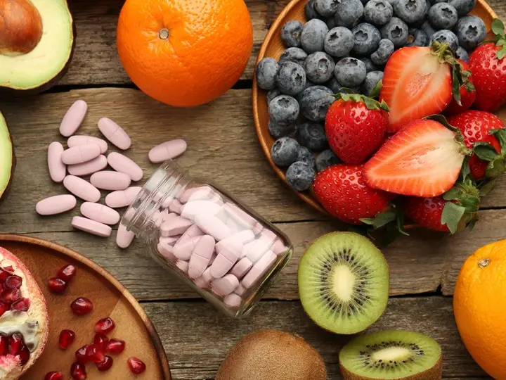 vitamin-pills-bottle-fresh-fruits-wooden-table-flat-lay Kinek és mikor ajánlott fermentált multivitamint szedni? Immunrendszer 