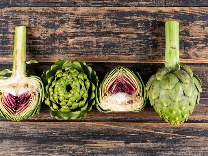 whole-artichokes-slices-dark-wooden-side-view Fogyókúrázz articsókával a bikiniszezon előtt! Testsúlycsökkentés 
