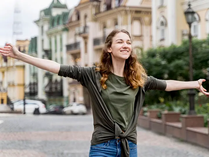 woman-enjoying-music 5 boldogsághormon a jó hangulatért! Mentális egészség 