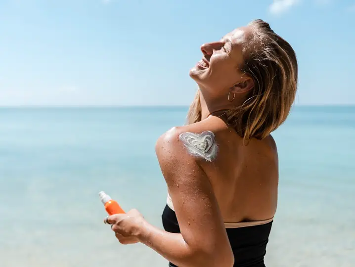 woman-enjoying-their-sunny-holiday Napozás: Antioxidánsok a bőröregedés ellen Sejtvédelem 