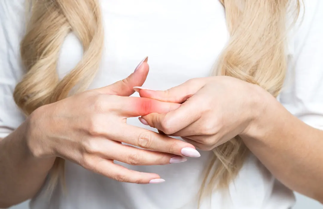 woman-feels-joint-pain-fingers Krónikus gyulladás?Természetes megoldások! Sejtvédelem 