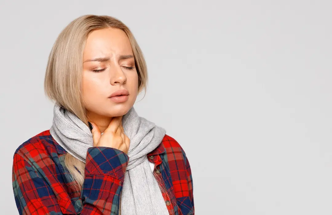 woman-having-sore-throat-throat-pain A tüszős mandulagyulladás: 9 fontos tudnivaló Immunrendszer 