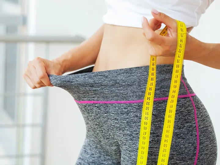 woman-oversize-pants-after-weight-loss-diet-concept Testtömeg-index – mit tud és mit nem mutat? Testsúlycsökkentés 