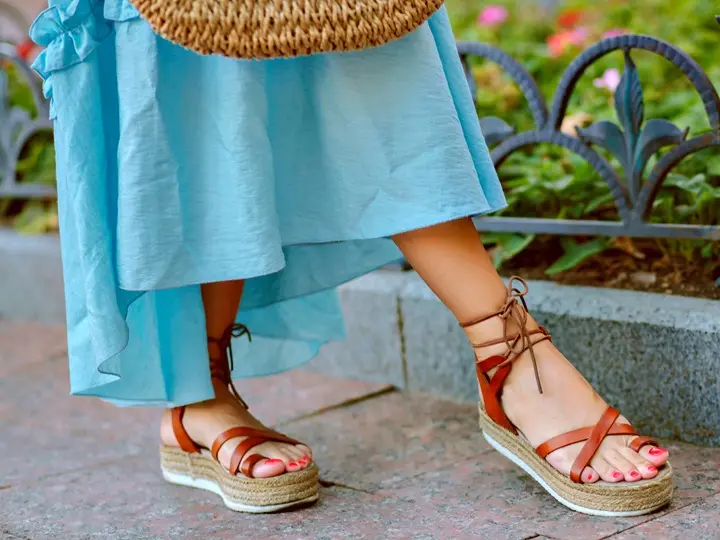 woman-s-feet-elegant-gladiator-sandals Körömgomba ellen teafaolaj! Legyen szép a körmöd! Szépség 