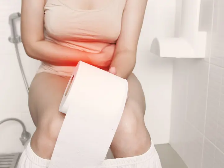 woman-sitting-toilet-bowl-hold-tissue-paper-roll-touch-tummy-constipation-diarrhea Székrekedés kezelése otthon, természetesen Emésztés 