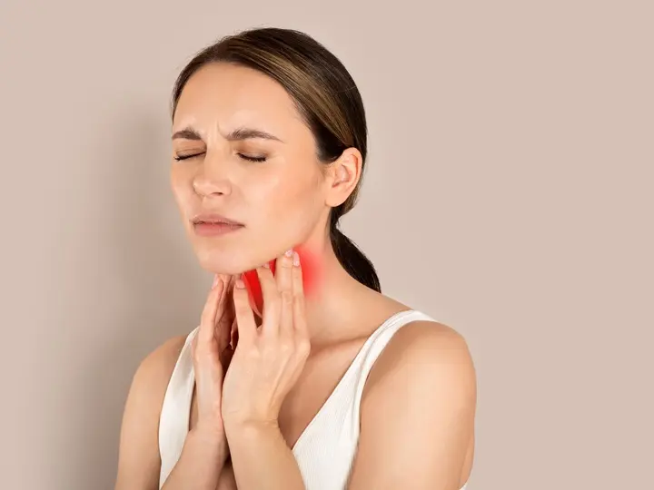 woman-suffering-from-sore-throat-touching-her-neck-beige-background A szelén hatása a pajzsmirigy működésére Szupertápanyagok 