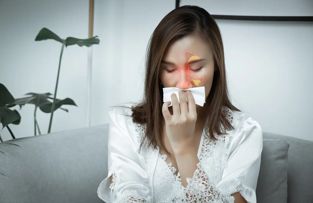 women-suffers-from-sinus-living-room Arcüreggyulladás: tünetei, okai, kezelése Immunrendszer 