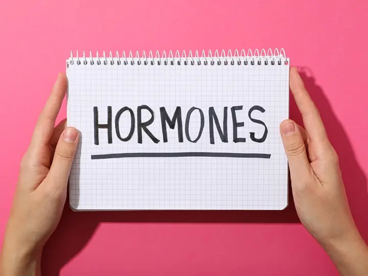 word-hormones-human-hands-light-background A B-vitaminok és hormonrendszer Hormontámogatás 