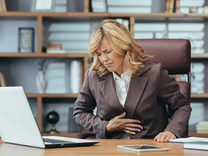 worried-senior-businesswoman-suit-working-office-sitting-desk-holding-hand-stomach-suffering-from-pain-discomfort Epepangás természetes kezelése Emésztés 