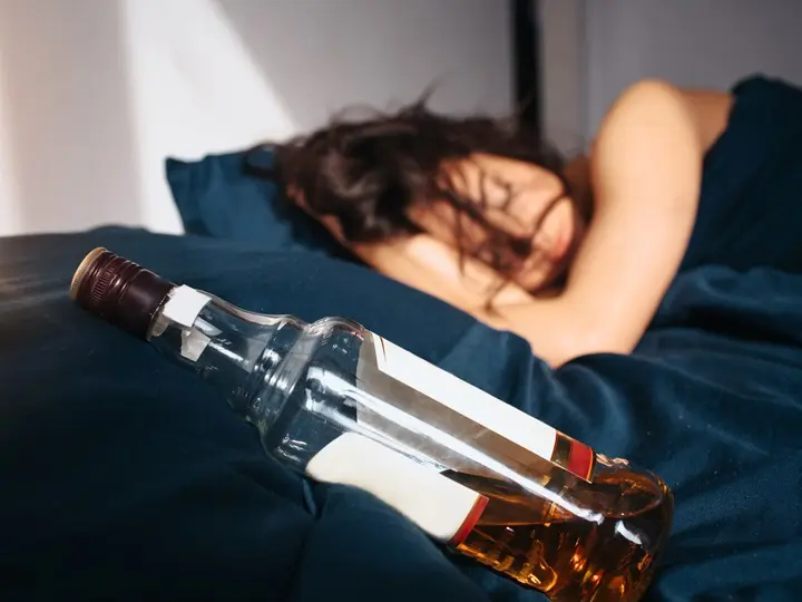 young-beautiful-woman-morning-bed-home-sleeping-after-alcohol-party-bottle-whiskey-bed-besides-sun-shines-room Másnaposság ellen házilag: 6 természetes módszer Méregtelenítés 