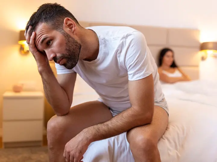 young-couple-having-problem-guy-is-sitting-bed-looking-sadly-away-his-girlfriend-background-upset-young-couple-havin Alacsony tesztoszteron szint jelei és kezelése Hormontámogatás 