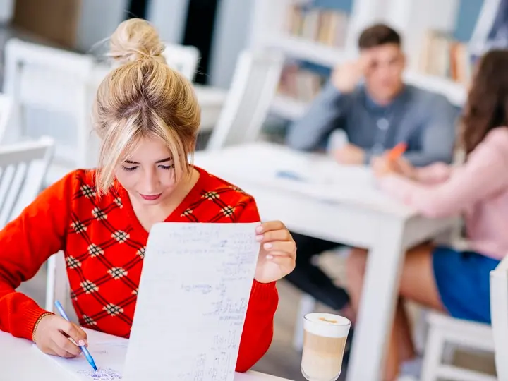 young-female-studying-with-notebook-library Vizsga stressz kezelése: A 7 legjobb tipp Mentális egészség 